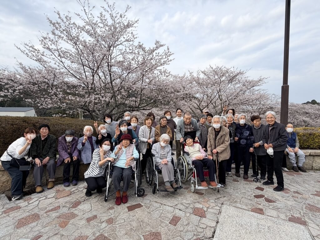 白山体育館の公園でお花見。満開の桜の下、みんなで春を満喫