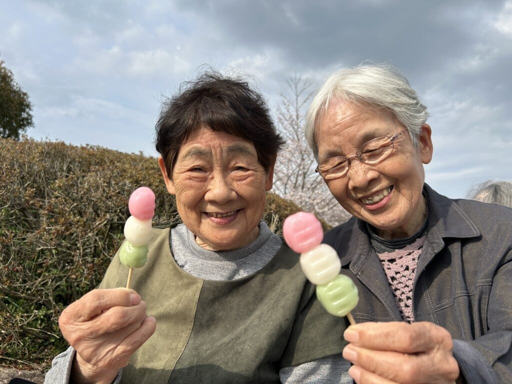 お楽しみの三色団子。桜色・白・草色、春をひと串で