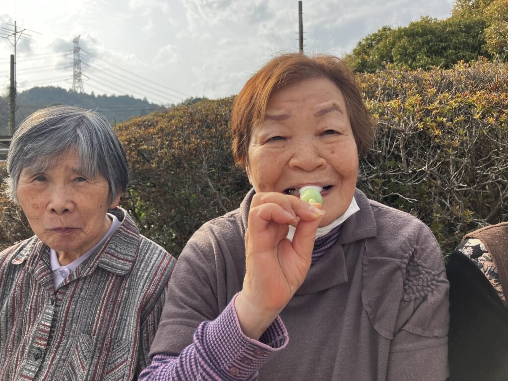 お団子いただきまーす。春の味、しみるねぇ