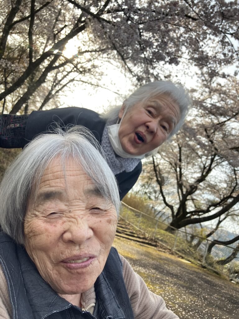 ひょっこり。桜の下でなかよし2ショット
