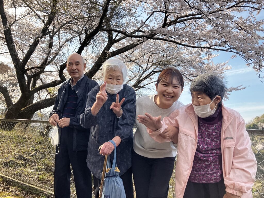 桜の枝の下に集合。みんなでハイ、チーズ