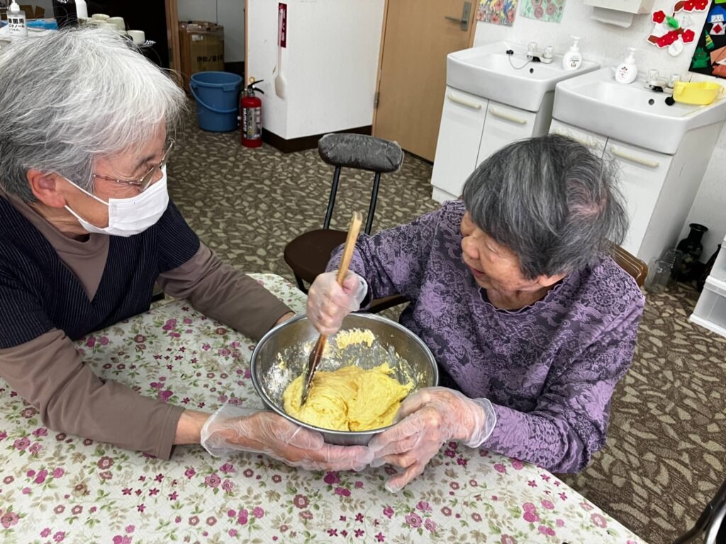 今日はヨーグルトでドーナツ作り。生地を混ぜ混ぜ