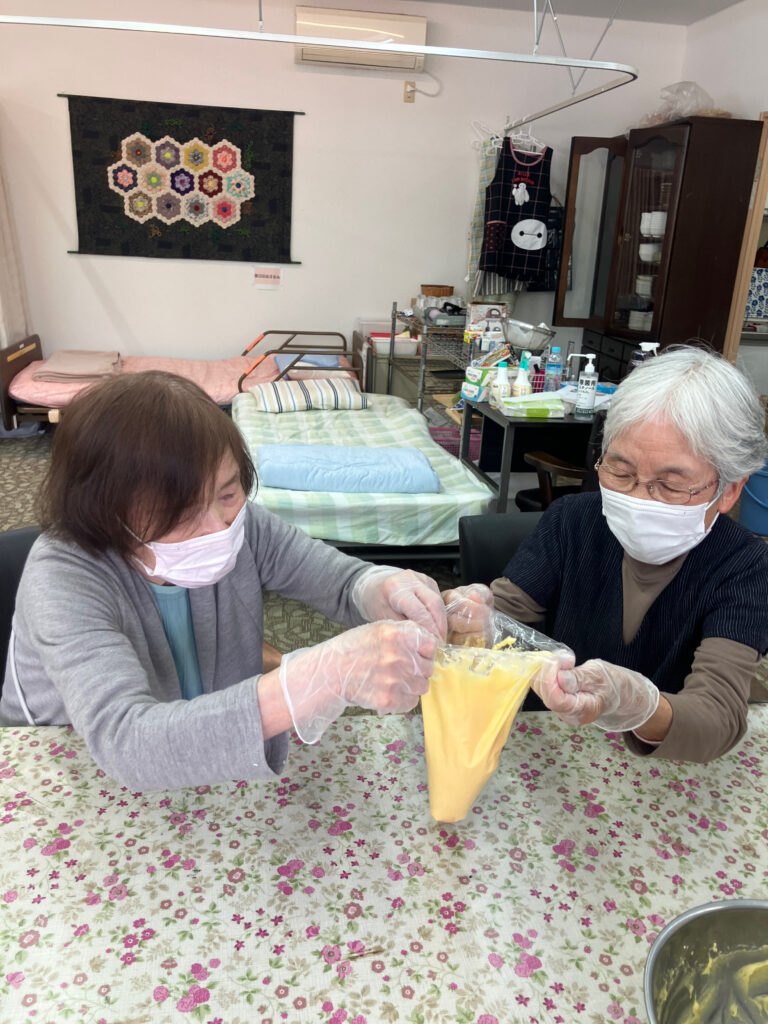 二人がかりで絞り袋にぎゅっ。これが一番の難所かも