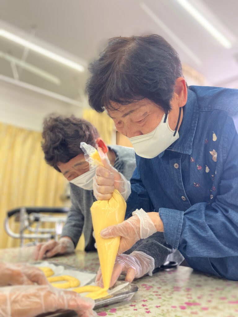 真剣にしぼり出し中。きれいなリングになぁれ