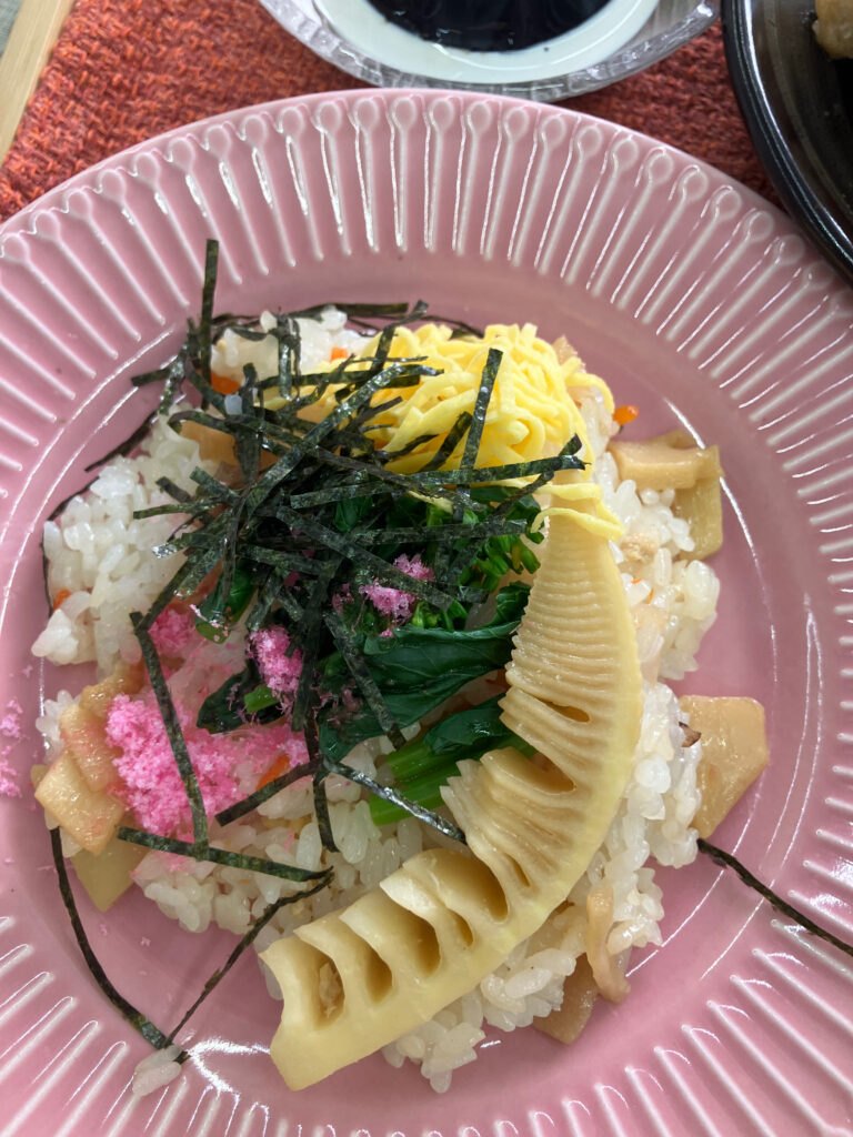 旬の味、筍と菜花のちらし寿司。春が一皿に