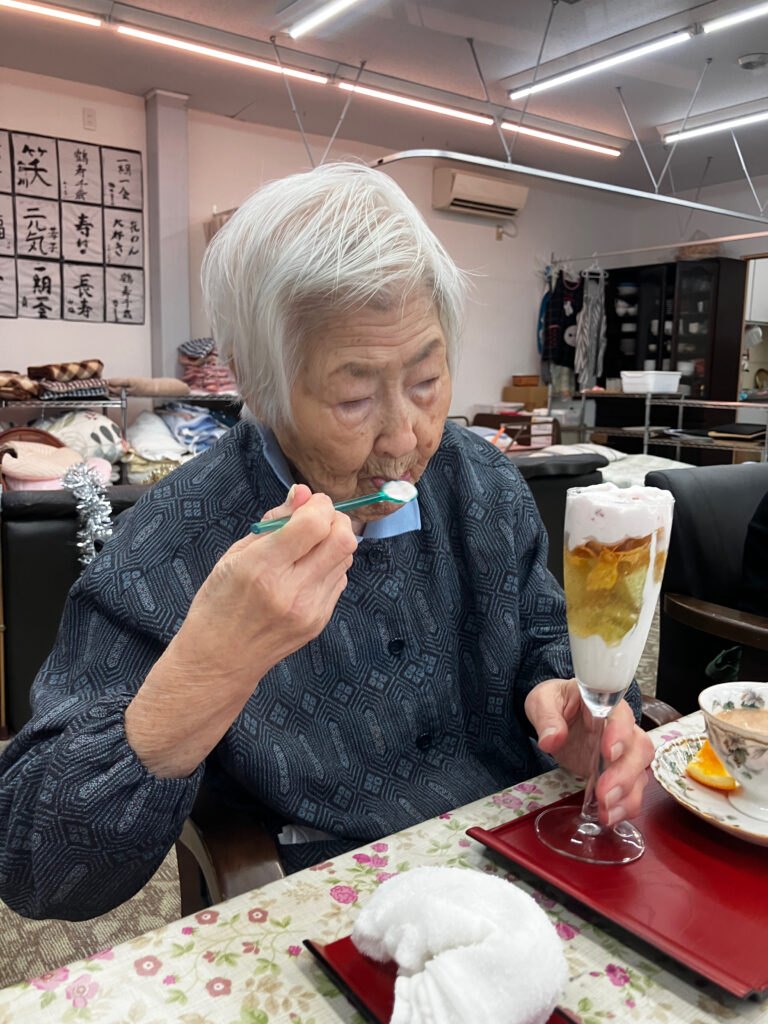 手作りフルーツパフェ、ぱくり🍓