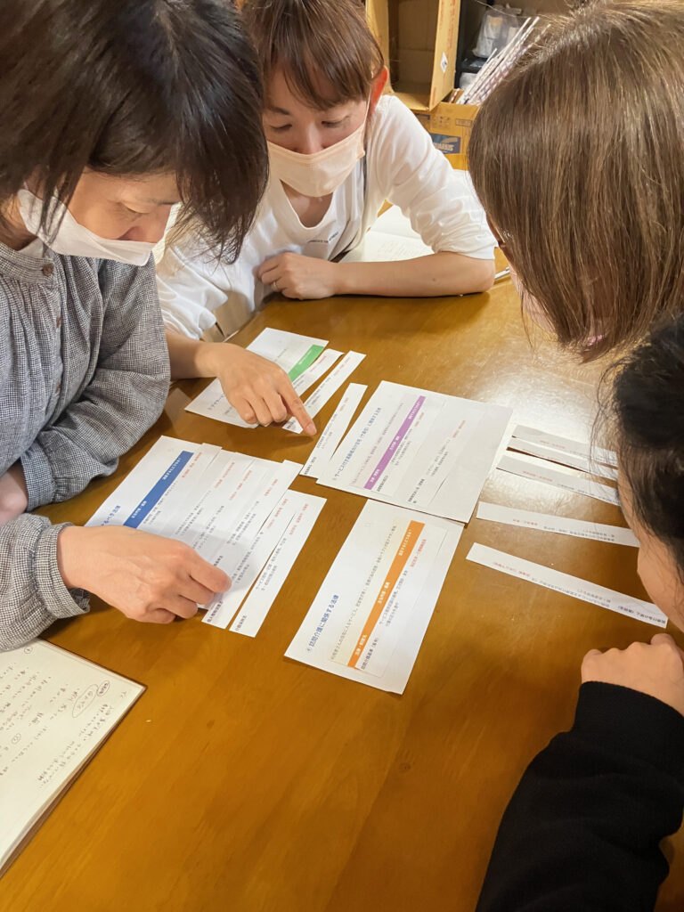 正解はどれ？真剣な眼差しの中にも、笑い声が混ざります