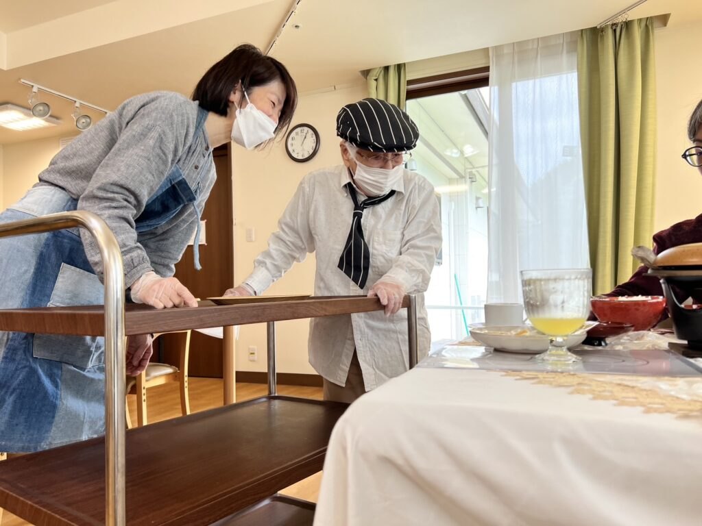 ワゴンに乗せて、慎重にお席までお運びします☺️