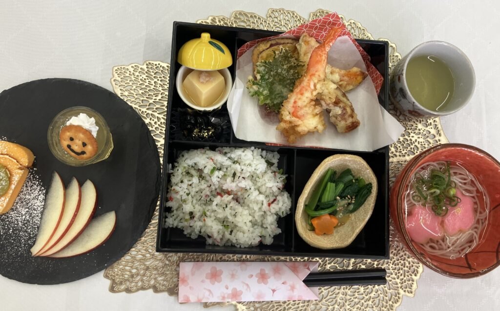 今日はお誕生日御膳。天ぷらに、混ぜご飯、スマイルクッキーを添えて