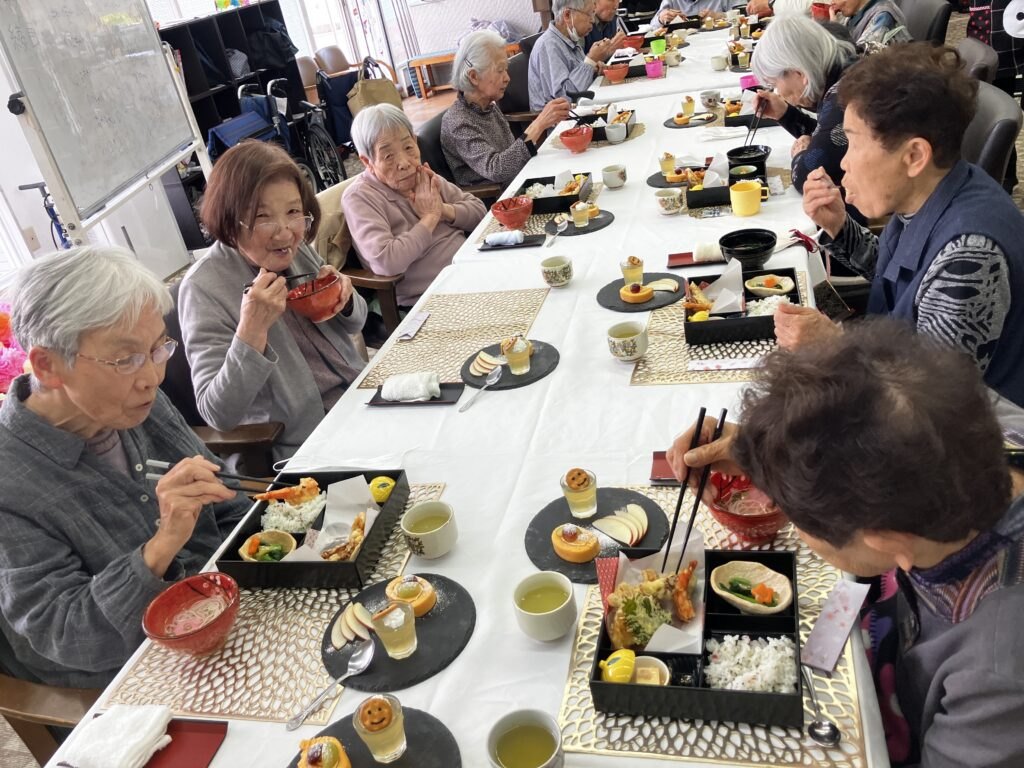 みんなでいただきます。お祝いの食卓は、にぎやかでごちそう