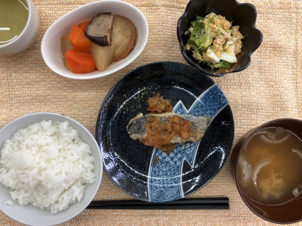 今日のお昼ごはん。カレイのロースト玉ねぎソースに、車麩の炊いたん、ブロッコリーとタマゴのサラダ