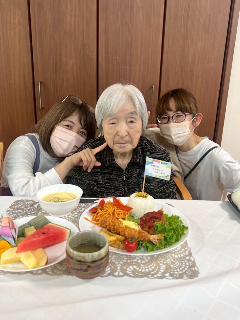 お誕生日おめでとうございます🎂お祝い御膳と一緒にハイ、チーズ✨