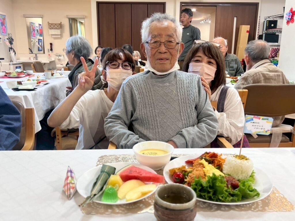 ピースでお祝いの一枚📸お祝い御膳を前ににっこり