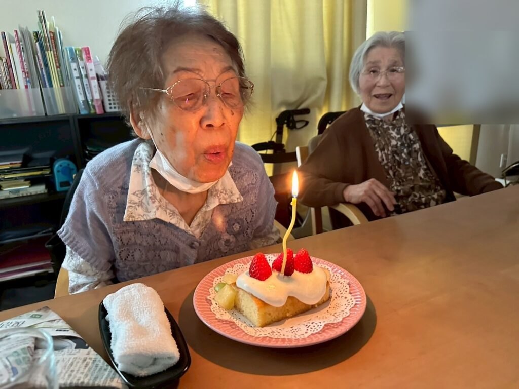 ろうそくの火を、ふぅ〜🕯️みんなで歌ってお祝いしました