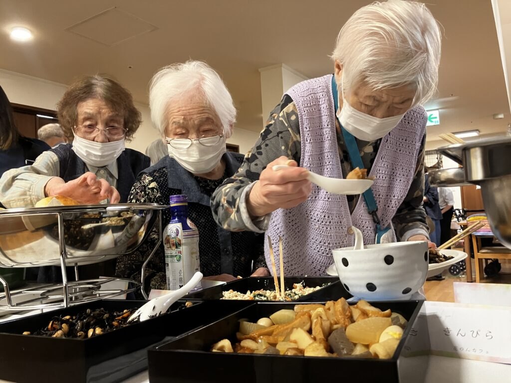 今回はビュッフェスタイル🥘花のんカフェ自慢の手作り料理、各地の名産物、コストコのお惣菜がズラリ☺️
