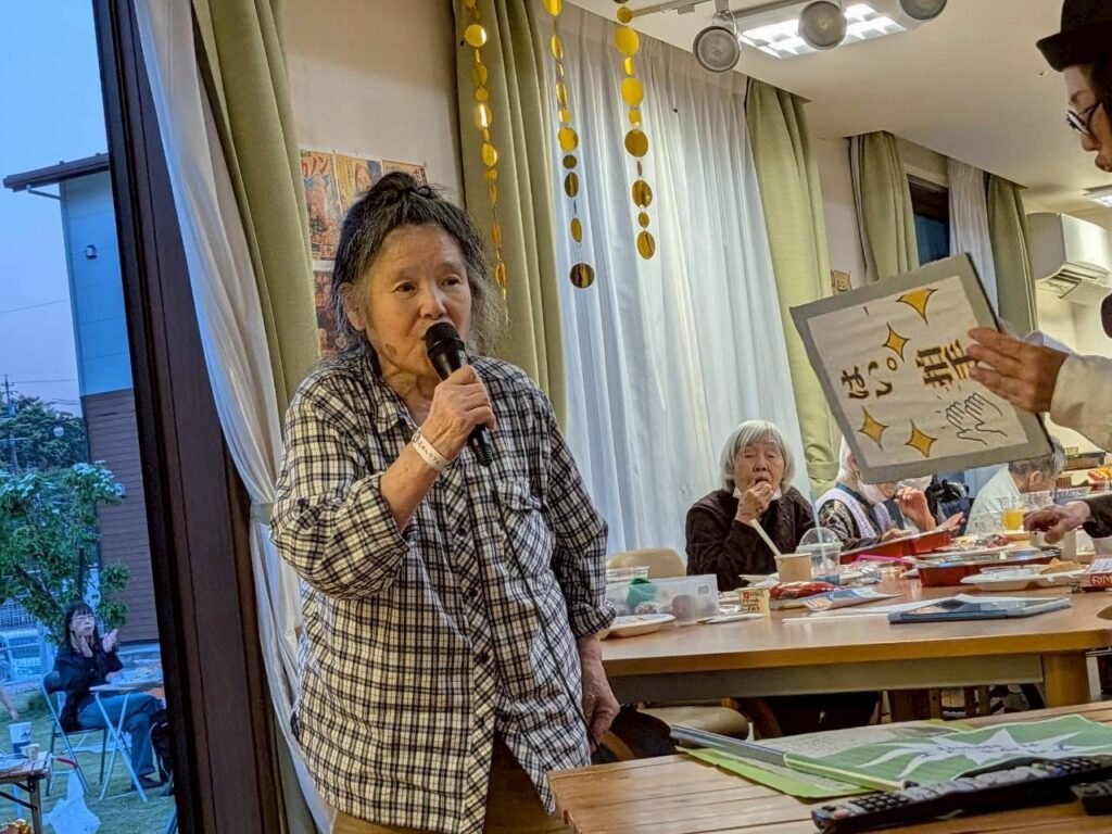 採点カラオケ中💯美空ひばりの歌を熱唱‼️流石の声量に大盛り上がり🙌