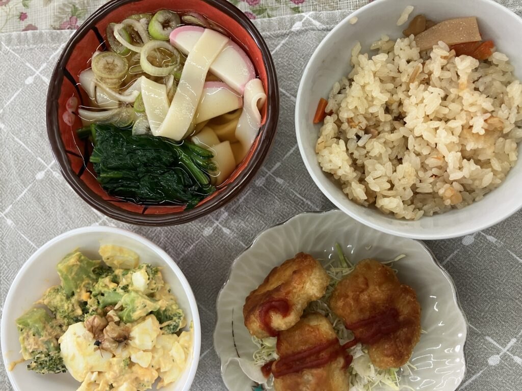 今日のお昼ごはん。名古屋きしめんに味ご飯、などなど。まんぷくランチ✨