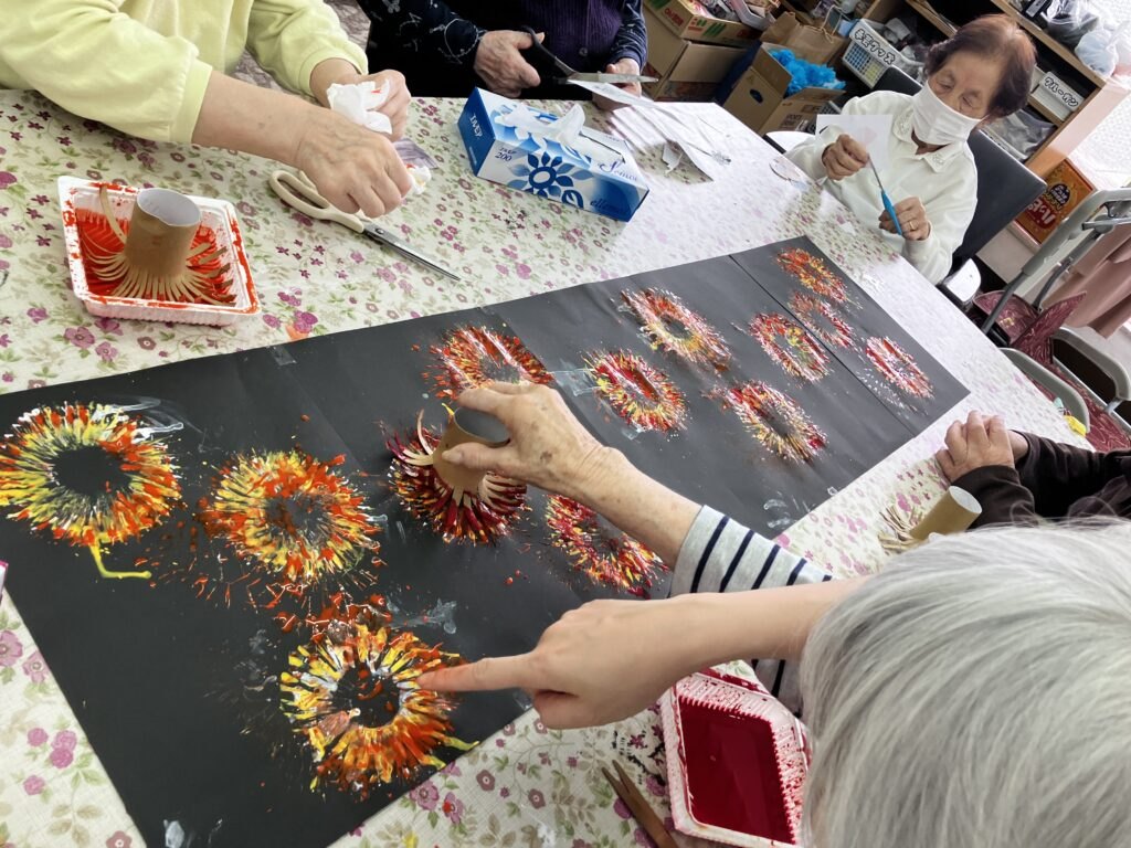 今日は花火の日🎆1733年旧暦5月28日、江戸隅田川の『両国川開き』で初めて花火が打ち上げられたことに由来してるそう。今日のレクはみんなで花火スタンピング✨