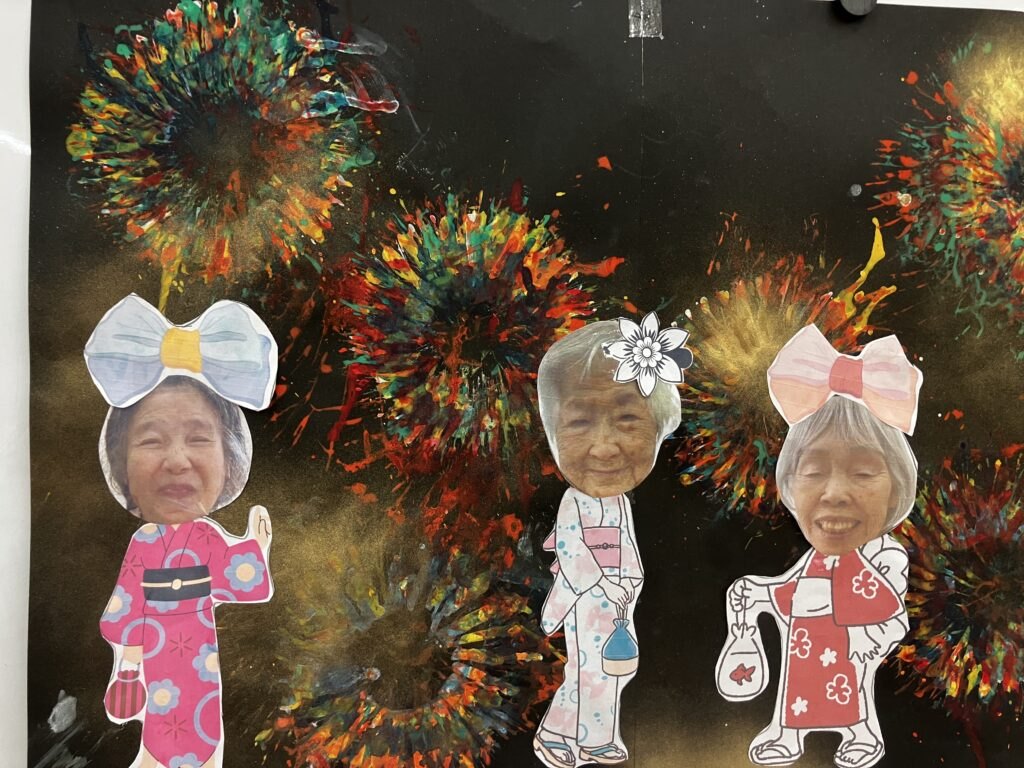 打ち上がる花火に、浴衣の3人組🎆