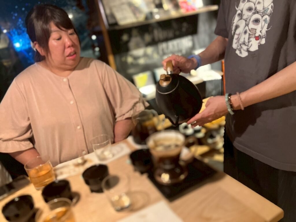 津市安東町のカラフルコーヒーさんで、花のんオリジナルの一杯について相談