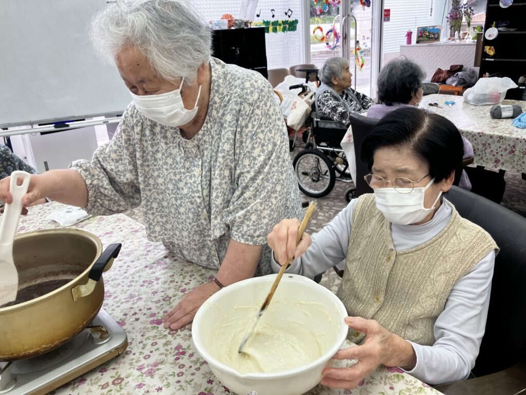あずきはコトコト、生地は小麦粉と白玉粉で。午前中から準備します
