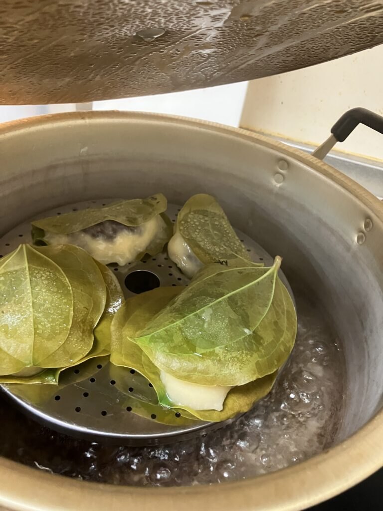 葉っぱで包んで、蒸し上げます♨️ふんわりいい香り