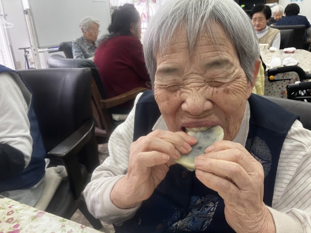 あんこが大好物のY様。待ちきれず、がぶり😆
