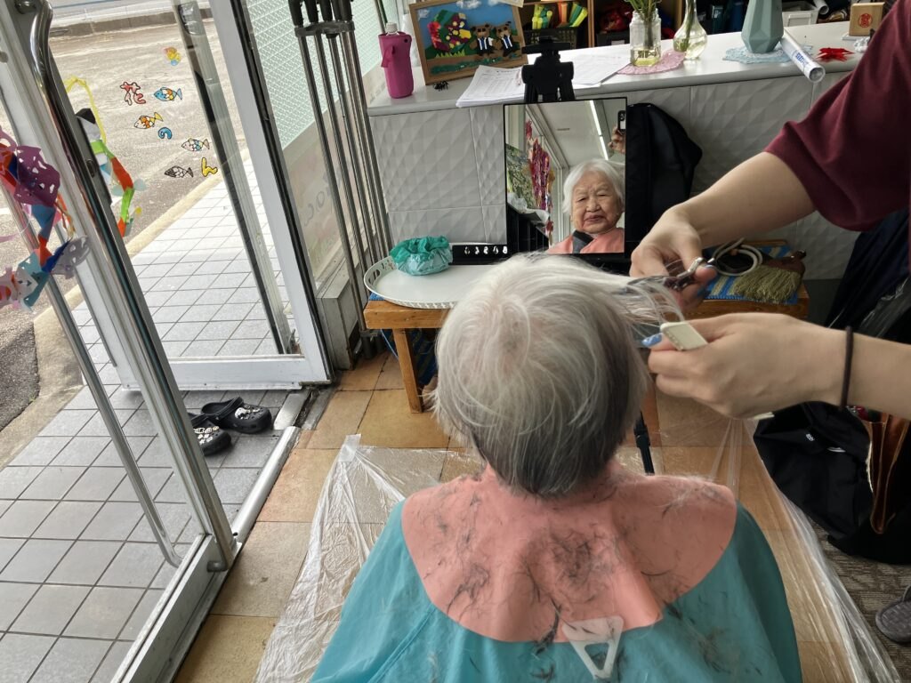 今日は訪問美容の「カミング」さんが来てくれました。プロの手で、ていねいにヘアカット✂️