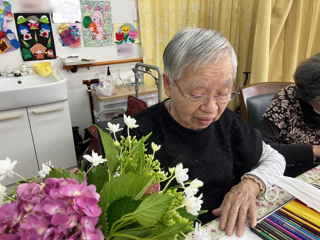 ヘアカットでさっぱりしたN様。色とりどりの紫陽花と一緒に、はいチーズ💠