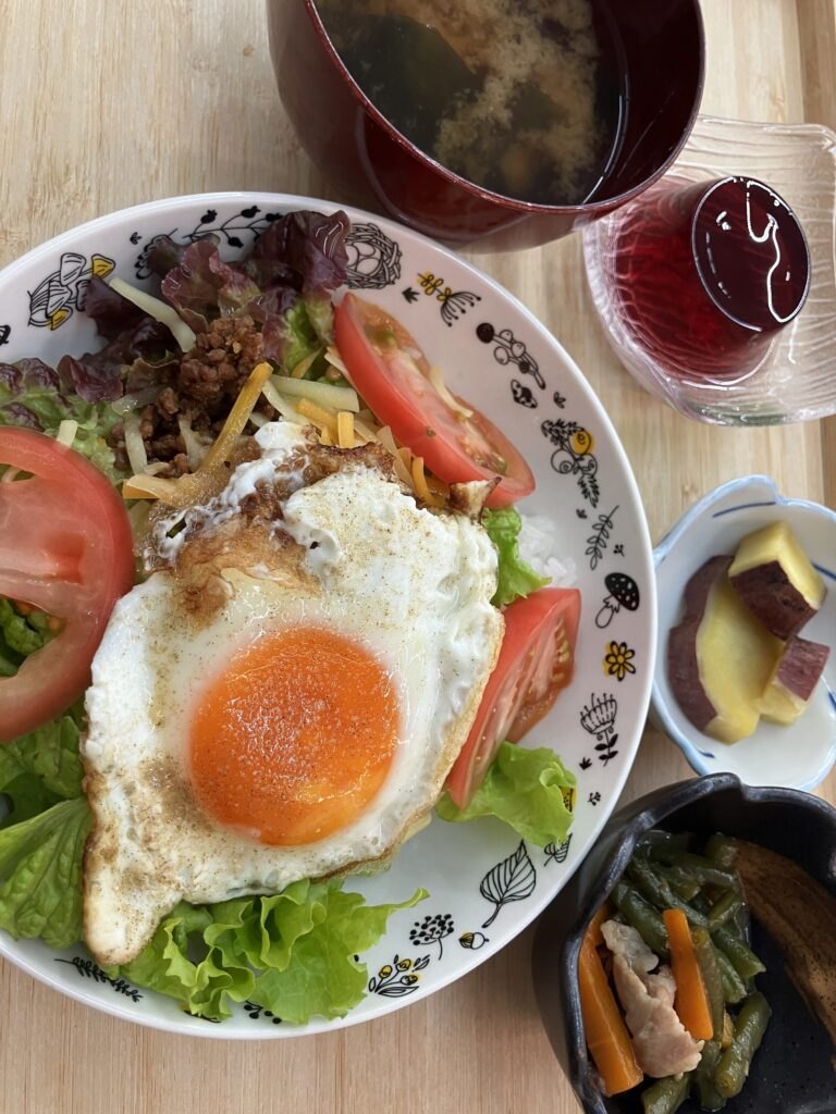 今日のお昼ごはんはタコライス🌮さつまいもの甘露煮、インゲンと豚肉の煮物、ゼリーもそえて