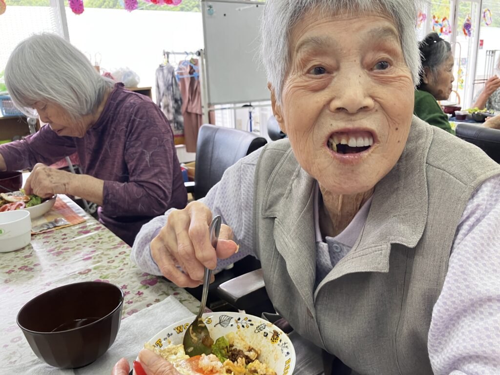 スプーンを手に、いただきまーす😋とびきりの笑顔いただきました