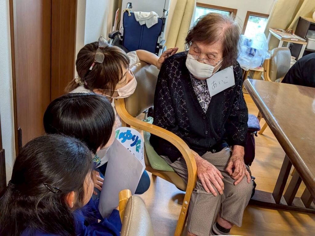 手作りの自己紹介カードで、利用者さんとおしゃべり。すぐに仲良しです☺️