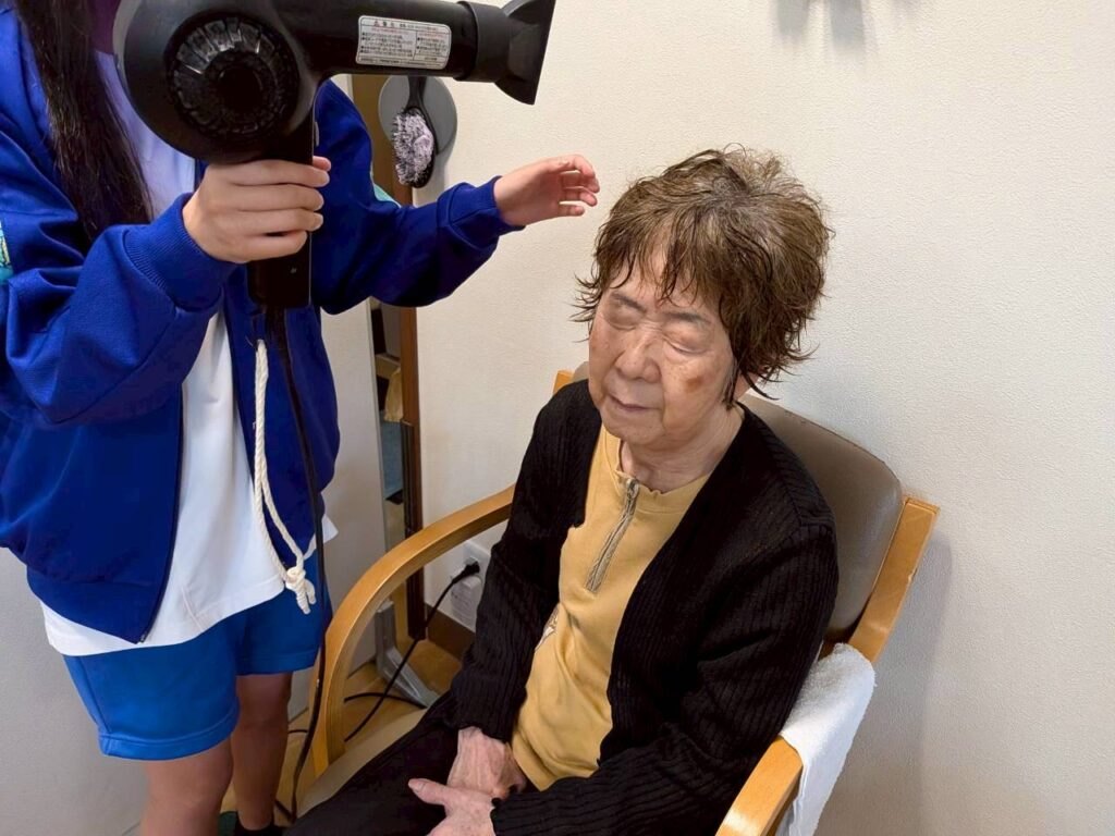 お風呂上がりの髪を、ドライヤーでやさしく乾かしてくれました