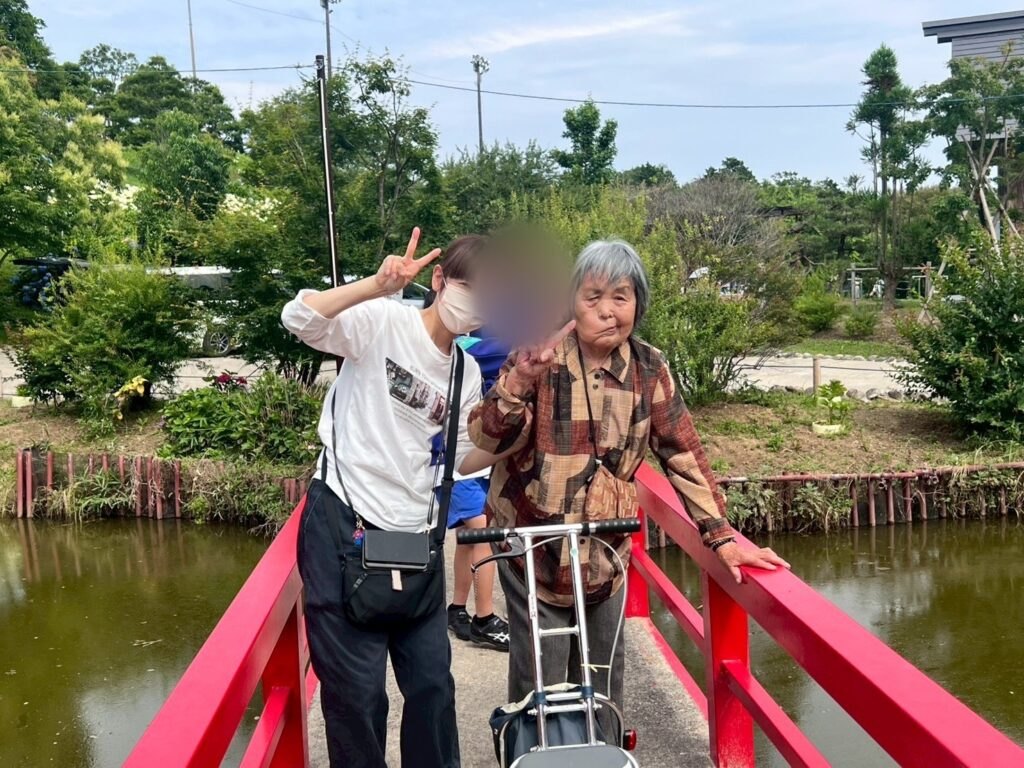 赤い橋の上で、ハイ、ピース✌️