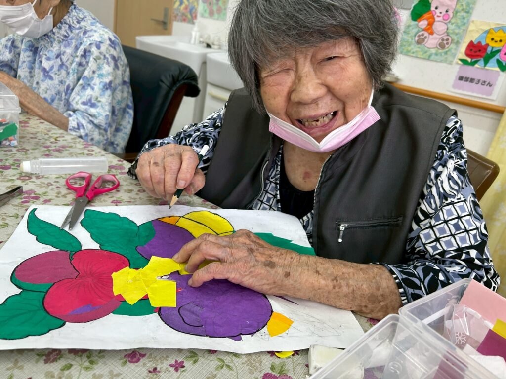 朝の制作活動☀️時々、ご本人も職員も「何作っとるんやっけ❓」と楽しい時間が流れています❤️