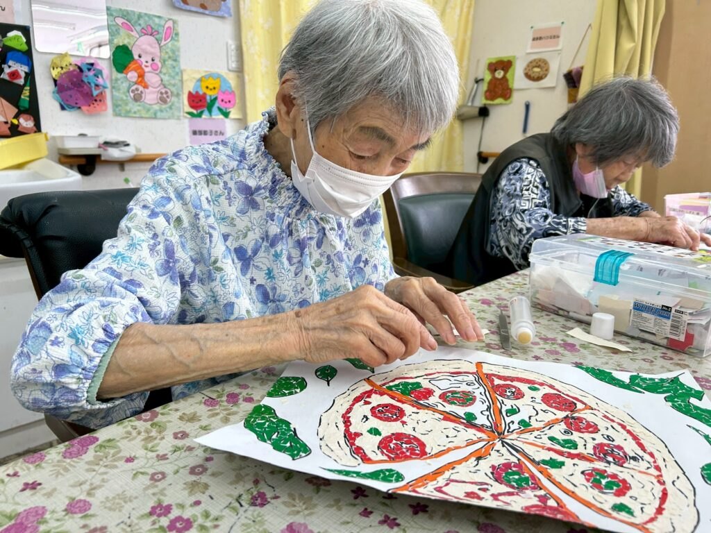 お昼が近づくにつれ、「美味しそうに貼れとるなぁ〜」との声が聞こえるピザの貼り絵です😆🍕