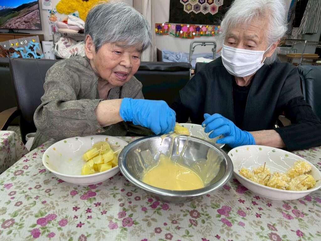 今日のレクは、栃木県の郷土おやつの【いもフライ】✨蒸したじゃがいもを使います🥔小麦粉と卵をたっぷり使った液に浸してパン粉をまぶします🥺