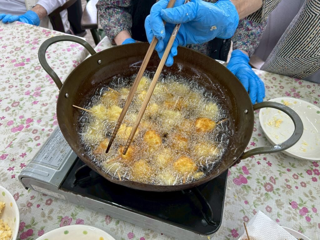 ひたすら揚げています😅