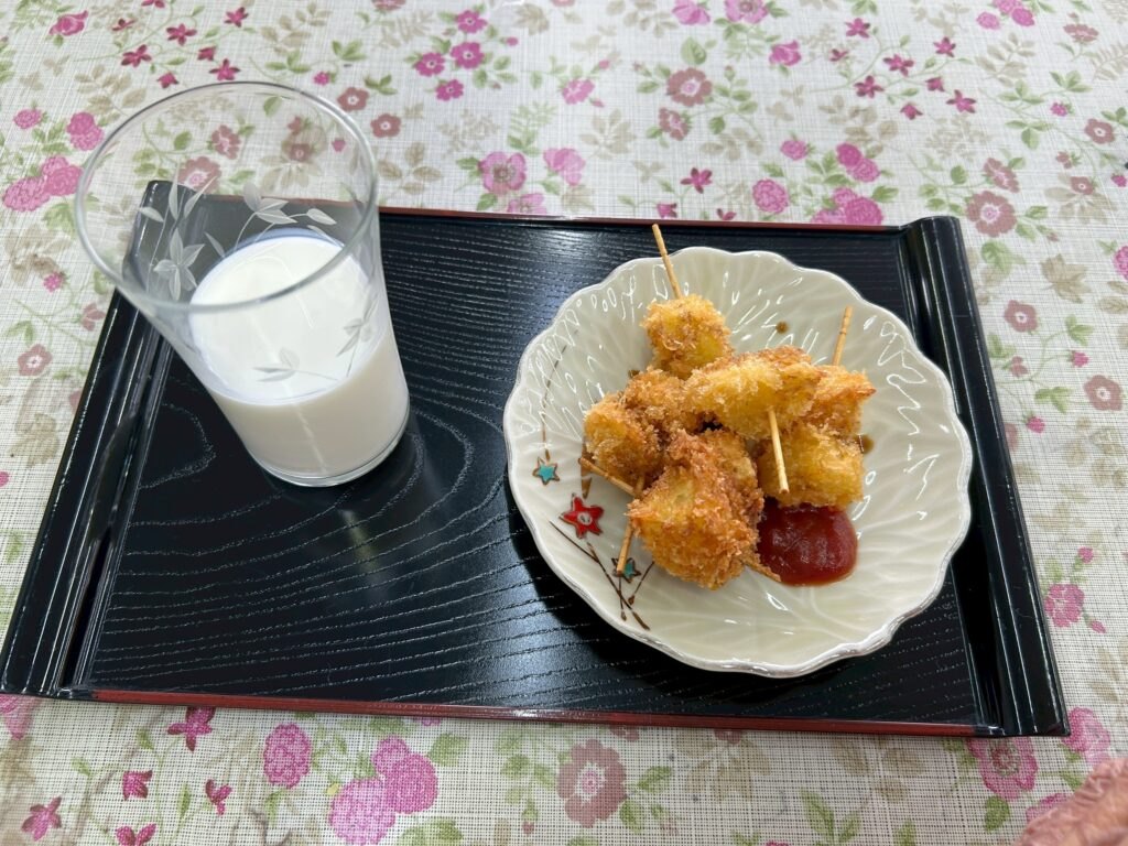 ウスターソースとケチャップを添えて