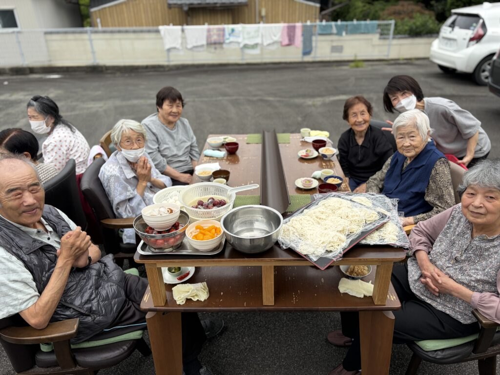 お昼ご飯は流しそうめん🎋たまにはお外で✨