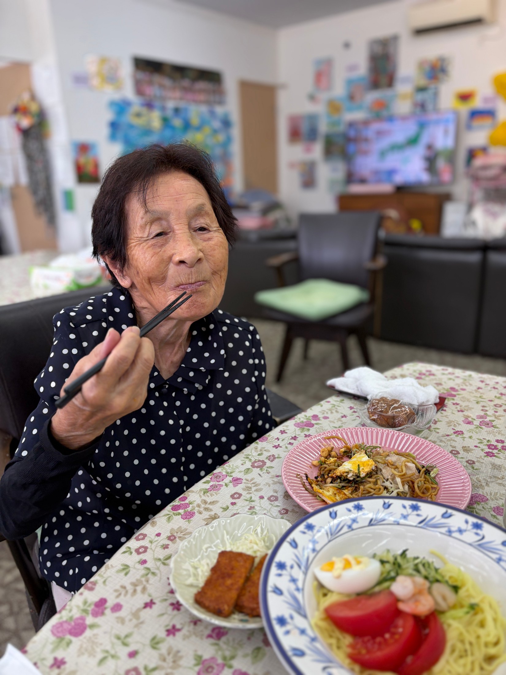 広島の郷土料理を笑顔で味わっている様子
