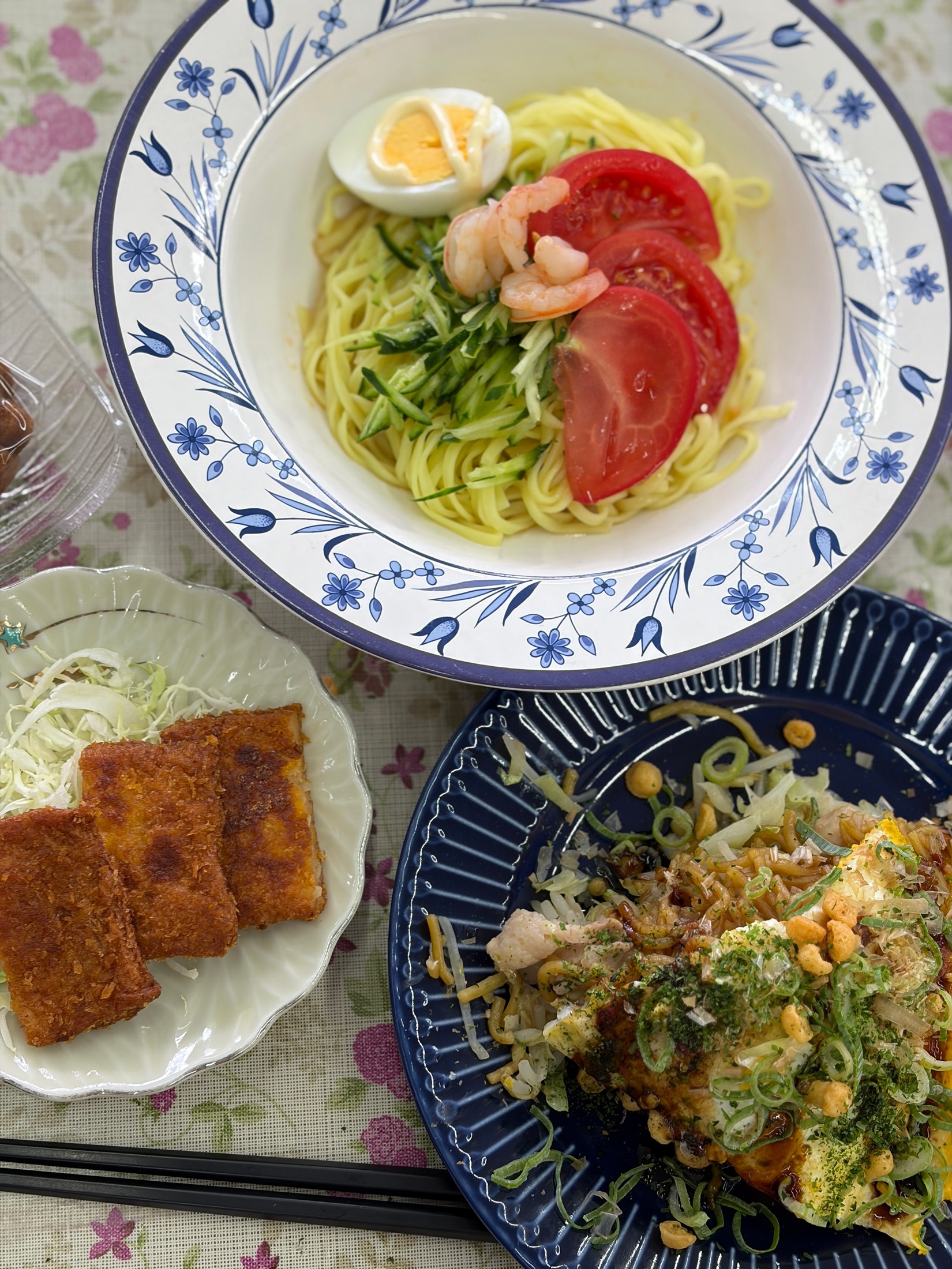 呉冷麺、広島焼き、揚げ天、もみじ饅頭が並ぶ広島の郷土料理
