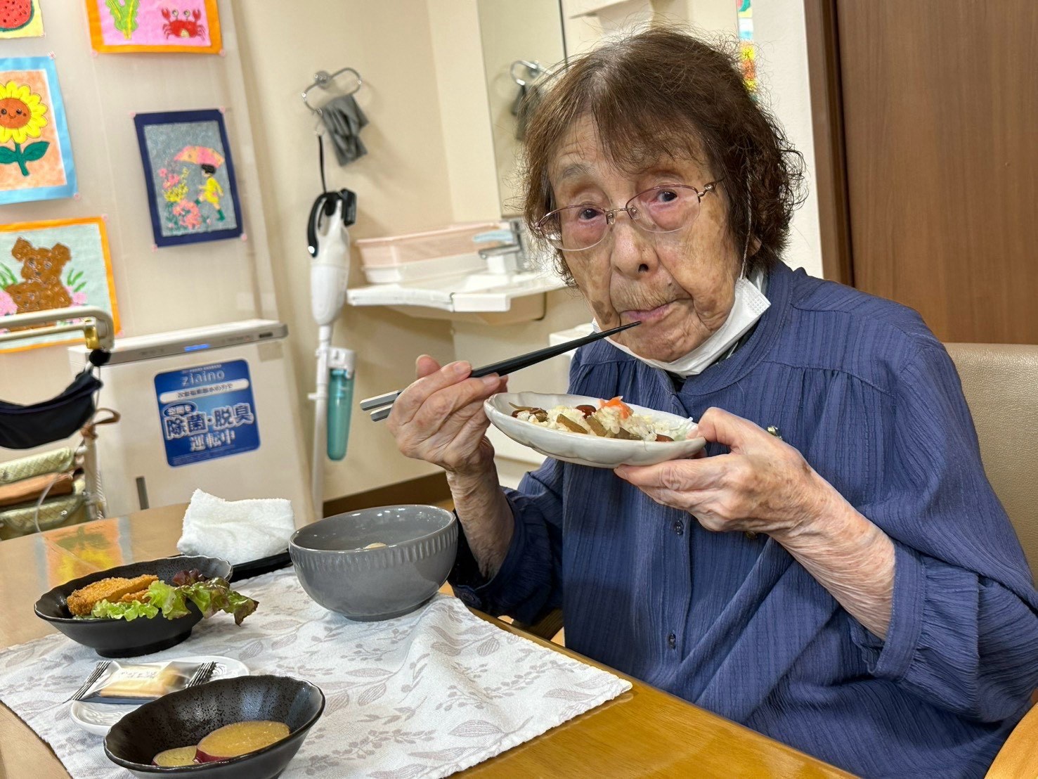 お昼ご飯を味わっている利用者さん