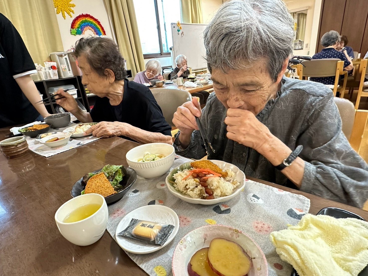 皆さんで食卓を囲み、お昼ご飯を楽しんでいる様子