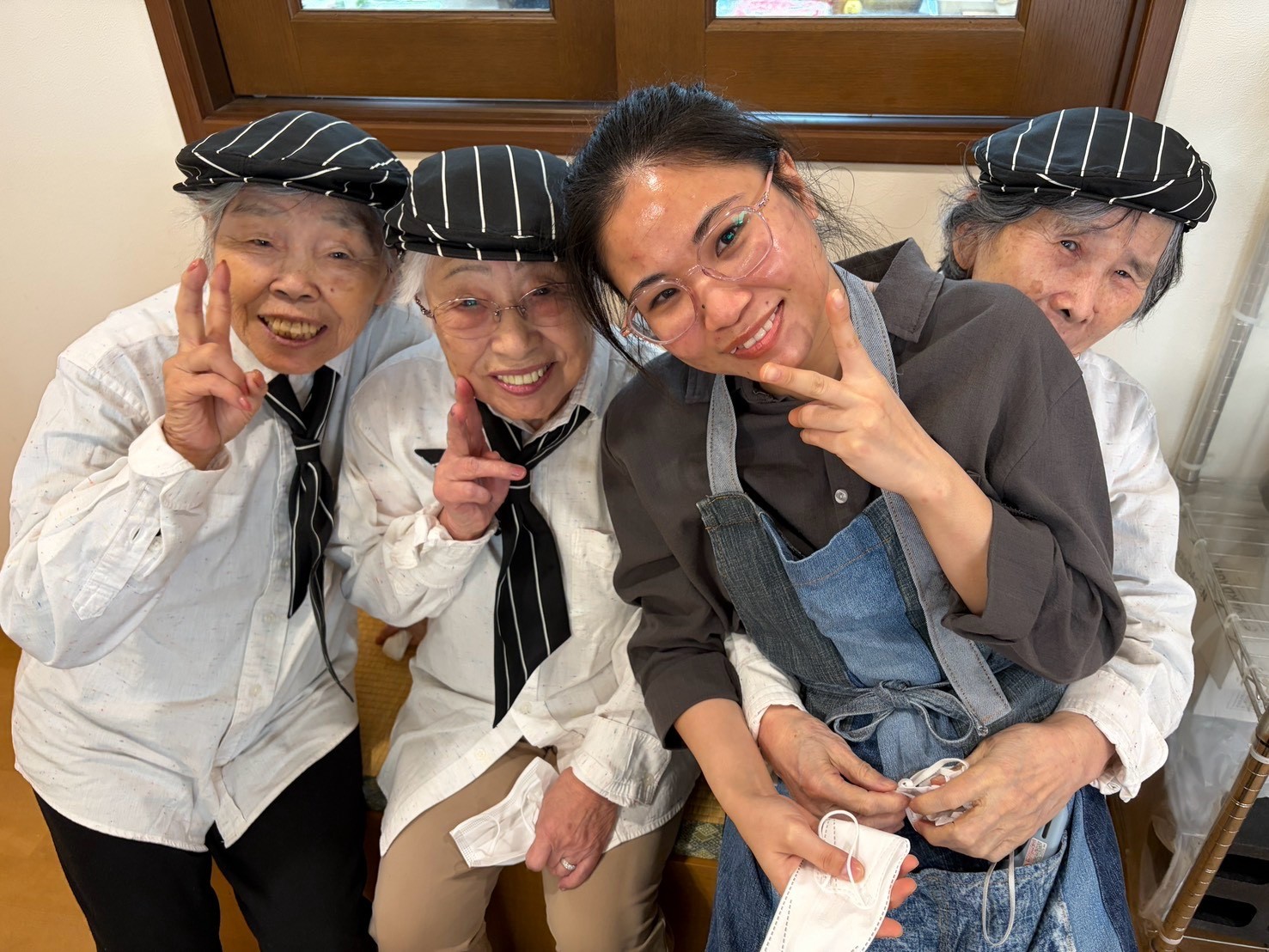 おそろいの帽子をかぶった皆さんと職員の笑顔
