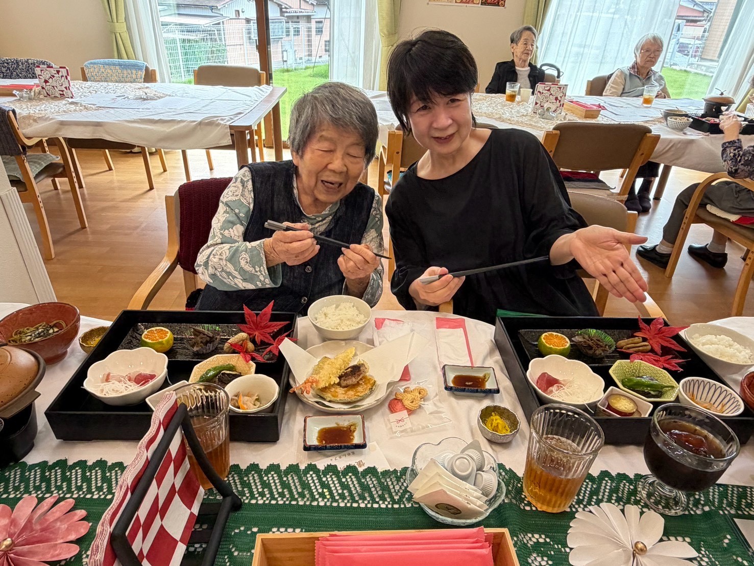 彩り豊かな料理を前に並んで食事を楽しむおふたり