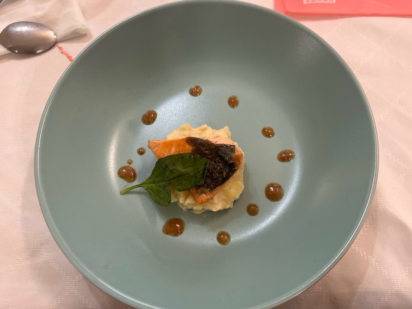淡い青色のお皿に盛り付けられた魚料理