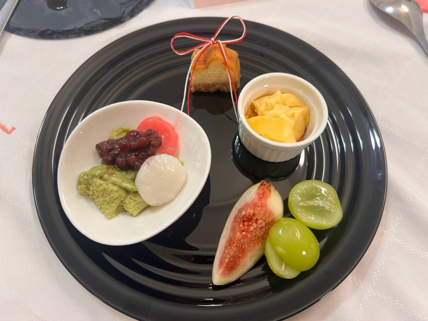 甘味やケーキ、いちじくとぶどうを盛り合わせたデザート