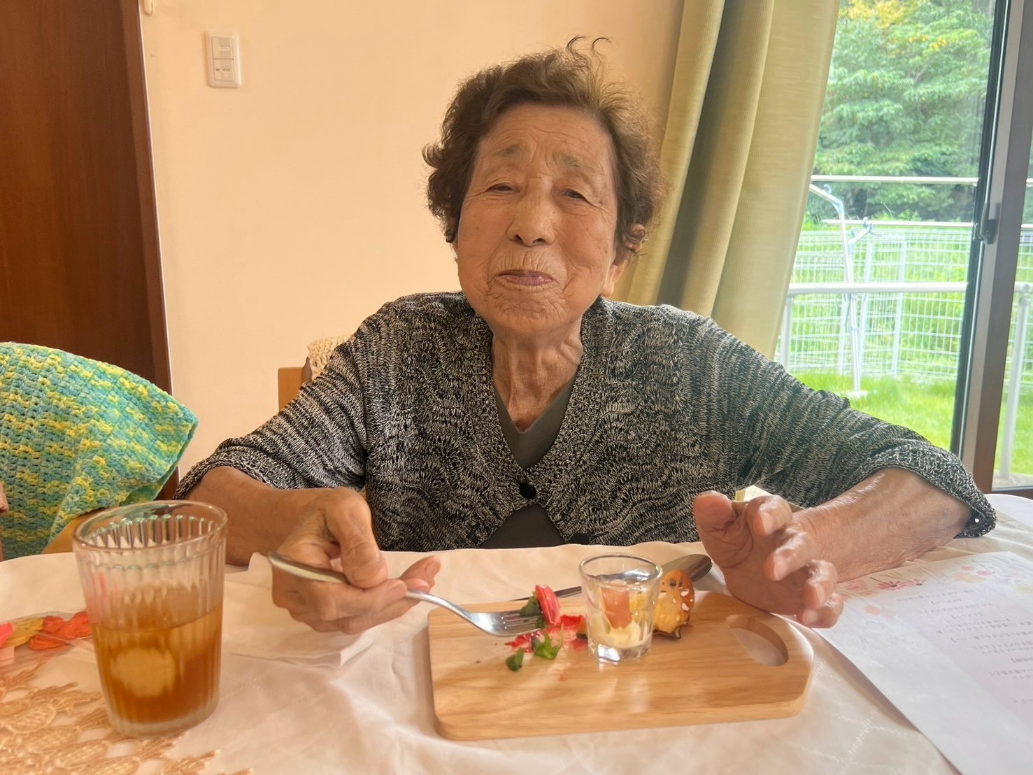 フォークを手にカフェの料理を味わう方