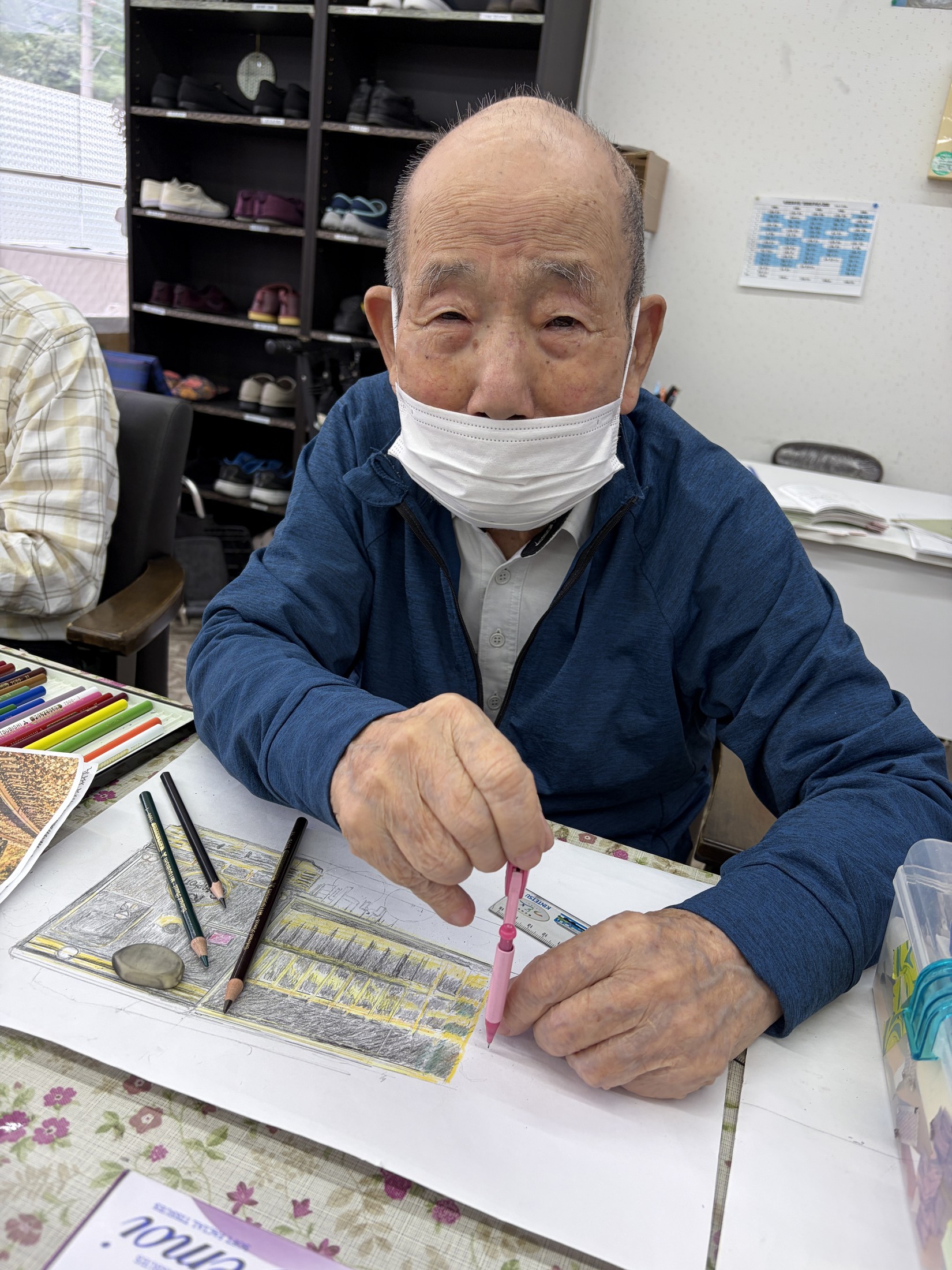 色鉛筆やペンを使い建物の絵に取り組む利用者さん